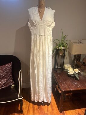 Women’s White V-Neck Maxi Dress